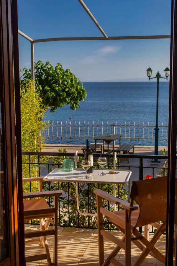 Notos Sea Front Apartment Глоса Екстериор снимка