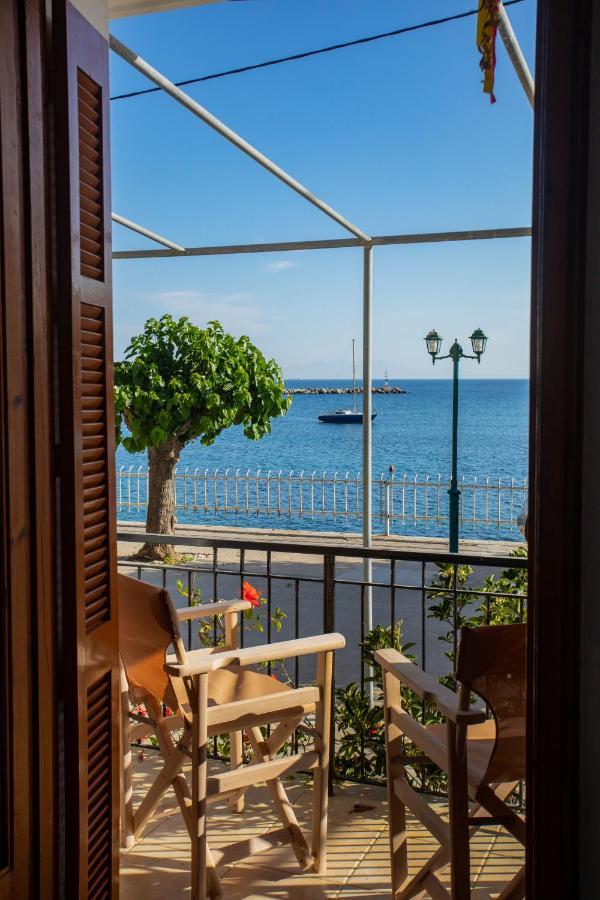 Notos Sea Front Apartment Глоса Екстериор снимка